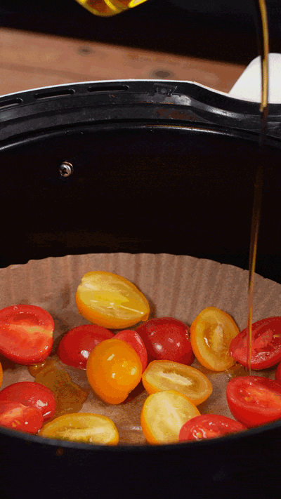 小番茄撒鹽胡椒，空氣炸鍋烤10分鐘至表面變皺