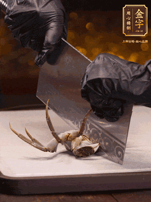 用刷子刷干凈六月黃，一斬二。把蟹蓋、蟹胃拿出來。