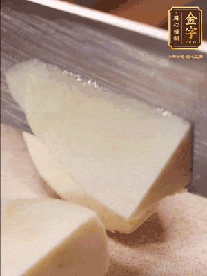 茭白去殼，底部一層老皮刨掉，切成滾刀塊