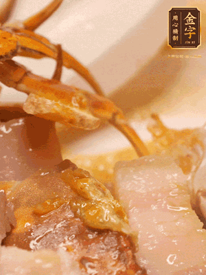 顏色變紅時，放蔥結、姜片煸香，再放咸肉、茭白、毛豆翻炒