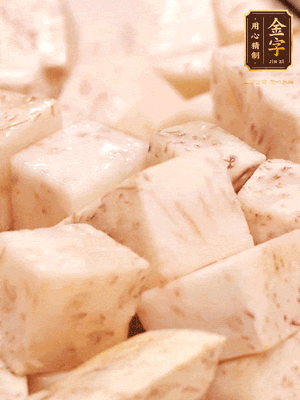 鍋上火下足油，將芋頭炸金黃色至熟