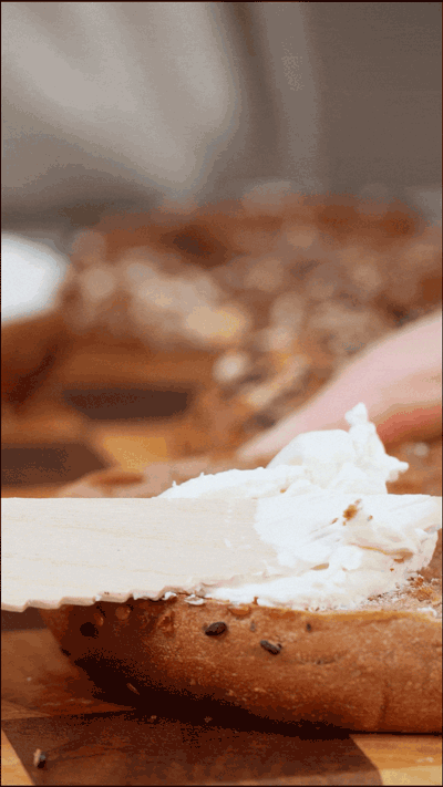 貝果在烤箱中180度復烤5分鐘，涂上芝士