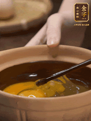 雞蛋打入砂鍋，充分打勻，1.5倍的溫水加一勺鹽，倒入蛋液中，攪拌均勻后用勺子舀去表面浮沫