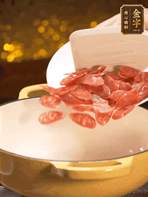 鍋里放油，香腸煸炒出多余的油脂，然后放小米辣