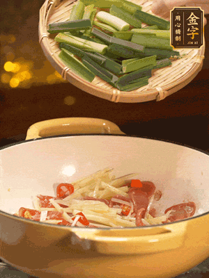 接著放蒜葉，來一點鹽，一點醬油調(diào)味翻勻