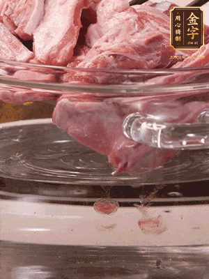 羊排清水洗凈，冷水浸泡30分鐘-2個小時，去除血沫。冷水下鍋，小火加熱析出血水后洗凈備用