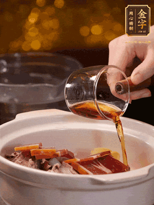 羊排、火腿、姜片一起入砂鍋，大火煮到沸騰