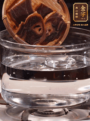 火腿蹄片，冷水下鍋，加蔥姜、料酒焯水