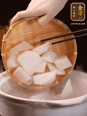 大火煮開后，轉(zhuǎn)中小火燉40分鐘，挑出蔥結(jié)，再下蘿卜燉20分鐘