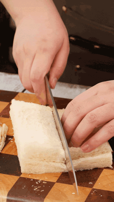 土司改刀去邊，切成適當(dāng)大小