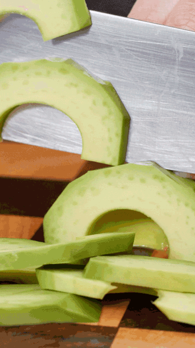 土司表面涂抹橄欖油，烤箱180°烤6 分鐘