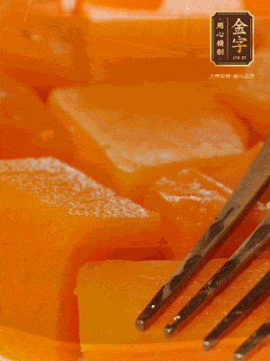 南瓜去皮，一半切塊備用，一半切塊蒸熟，碾成泥