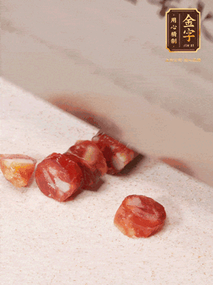 金字香腸切成圓片，姜切絲