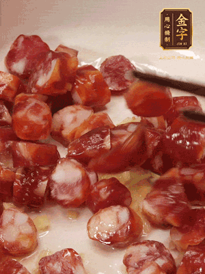 砂鍋熱油，下姜絲、香腸煸香