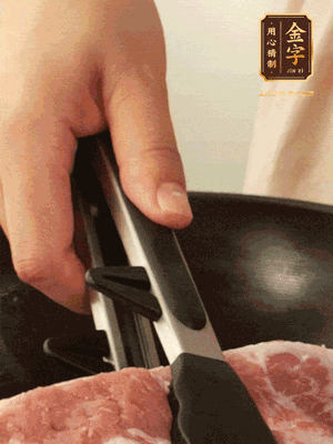 大塊五花肉皮面朝下，烙2-3分鐘