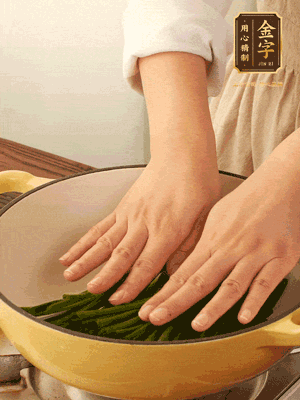 小蔥鋪在底部，放上生姜