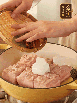 五花肉皮朝下，桂皮、八角、香葉、冰糖、生抽、花雕酒