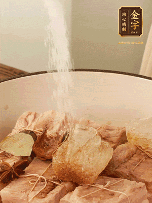 加水沒過，大火煮開轉(zhuǎn)小火慢燉2小時，煮到收汁