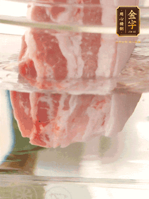 大塊豬五花冷水下鍋，蔥、姜、花雕酒焯水