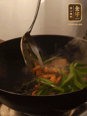 黃豆醬、鹽、糖調(diào)味，淋一圈花雕酒，蒜白先下，蒜葉后下