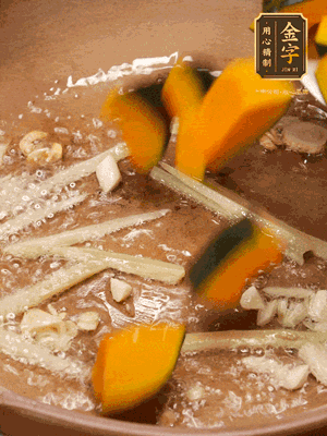 砂鍋倒一層底油，蒜粒、姜絲炒香后，再下南瓜翻炒30秒