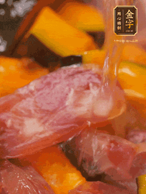 下香腸，倒沒過南瓜的水，加1/2勺鹽、1/2勺白糖、1勺蠔油燜8分鐘