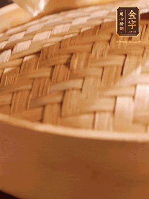 將香腸、醬油肉、臘肉放入蒸容蒸20分鐘