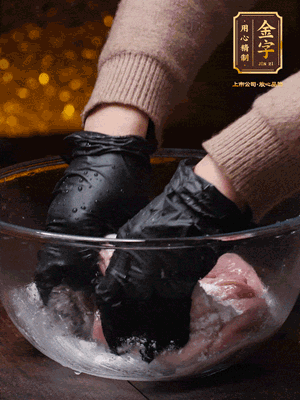 豬肚放入面粉、鹽、白酒，反復(fù)揉搓（重復(fù)3遍），洗掉表面的黏液。再把豬肚翻過來(lái)，剪去油脂，一樣反復(fù)揉搓干凈