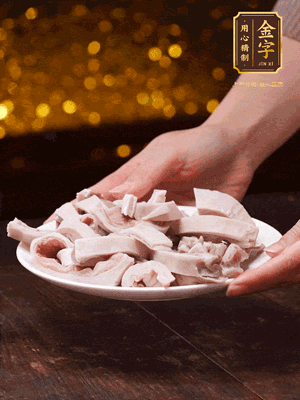 豬肚冷水下鍋，姜蔥料酒去腥，水開煮5分鐘，撈出，切小塊。