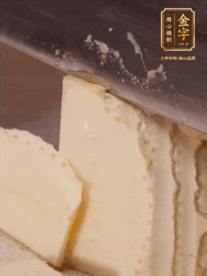 冬筍去殼切片，水開后煮2分鐘焯水
