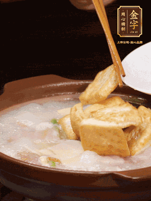 倒入開水大火煮開，轉(zhuǎn)中小火放咸肉，放一點(diǎn)點(diǎn)糖、味精慢燉10分鐘
