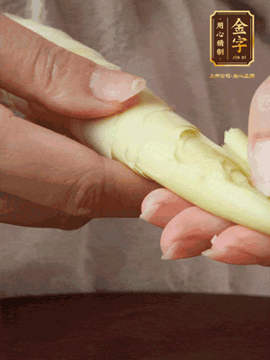 春筍沿著外皮豎著淺劃一刀，剝下外殼，切掉尾部的老根，切滾刀塊。（這個(gè)時(shí)候的春筍最為鮮嫩脆爽，不需要焯水去除澀味）