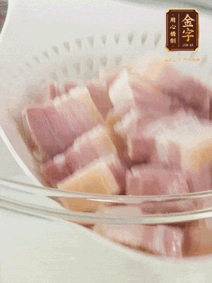 金字淡咸肉、排骨分別加料酒、蔥、姜冷水下鍋焯水，水開撇去浮沫撈出。