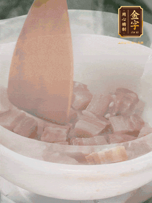 砂鍋內(nèi)咸肉微微煸出香味，再倒入開水。放排骨滾開后轉(zhuǎn)中小火篤30分鐘。（水盡量一次加足，以免中途加水沖淡鮮味。這一步是湯底濃白的關(guān)鍵）
