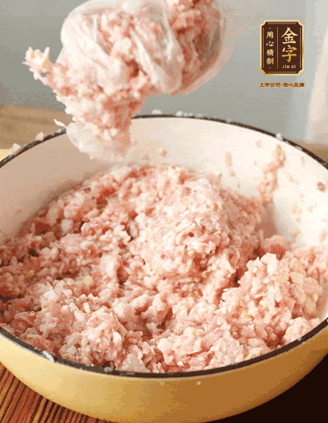 肉丁、咸肉丁、一丟丟鹽、料酒拌勻，反復(fù)摔打上勁。接著加入1兩蔥姜水，反復(fù)拌勻摔打上勁。前后共加3遍。3遍后筍丁，接著反復(fù)摔打上勁。最后加入1個(gè)蛋清、3茶匙生粉拌勻摔打上勁