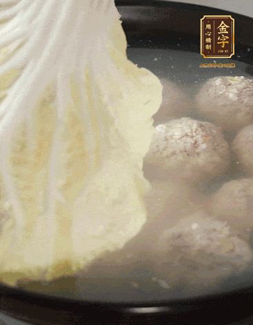 等獅子頭浮起來時(shí)再加白菜蓋。小火慢燉2小時(shí)