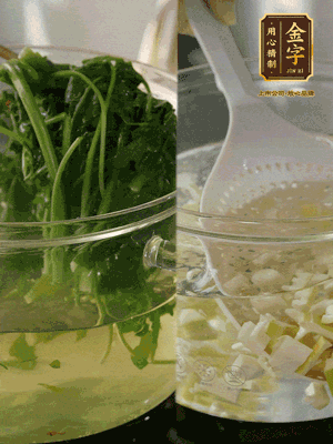 春筍切丁焯水；薺菜加鹽焯水，過涼水后切成細(xì)末