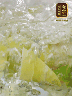 春筍沿著外皮豎著淺劃一刀，剝下外殼，切掉尾部的老根，切滾刀塊。簡單焯水去澀味。