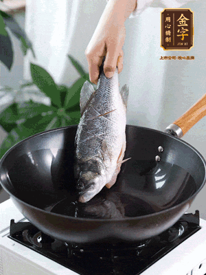 熱油，加1大勺豬油、姜片，再下鱸魚，煎至定型后翻面。（加點(diǎn)豬油，燉出的魚湯更容易變?yōu)榍逅哪贪咨?。?>
					</div>
					<span>步驟 3/6</span>
					<p>熱油，加1大勺豬油、姜片，再下鱸魚，煎至定型后翻面。（加點(diǎn)豬油，燉出的魚湯更容易變?yōu)榍逅哪贪咨＃?/p>
				</li><li>
					<div   id=