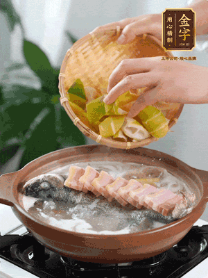 倒開水燉煮后轉(zhuǎn)移入砂鍋，淋料酒去腥、加少許鹽調(diào)味，再依次加咸肉、春筍燉煮15分鐘。