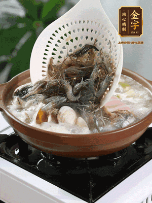 最后加一把蛤蜊、一把河蝦燜2分鐘，放一點(diǎn)白胡椒粉調(diào)味，撒上蔥花點(diǎn)綴！