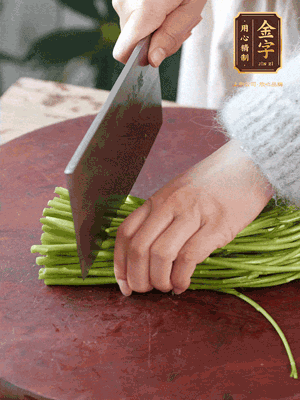 正嫩的藜蒿，掐頭去除根部，切小段