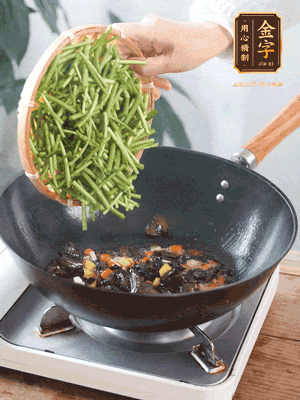 熱油煸香蒜末、姜粒、小米辣，再下臘肉煸炒出香味