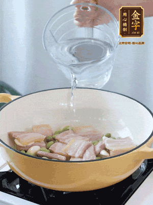 倒入熱水，加絲瓜、腐竹