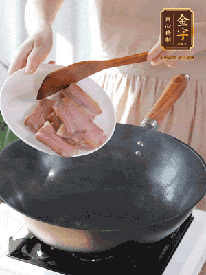 豬油熱鍋，下咸肉煸香，再下蔥姜提鮮