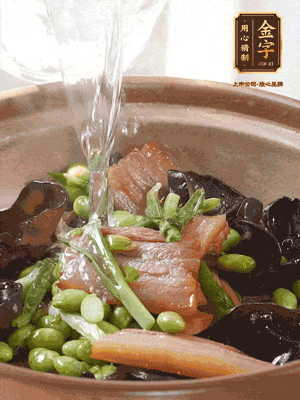 轉(zhuǎn)入砂鍋，加入開(kāi)水、百葉結(jié)燉煮10分鐘