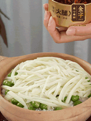 到水微干，放上豌豆、茭白絲。
