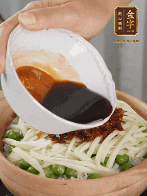 繼續(xù)小火燜3分鐘，淋上XO醬攪拌均勻。
