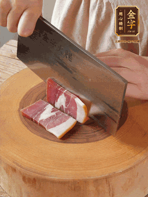 金字火腿切片，溫水浸泡5分鐘。