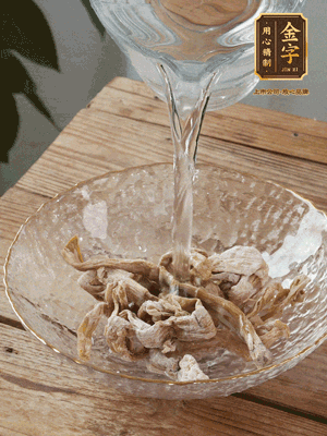 筍干提前泡發(fā)1晚切段，冬瓜去皮切塊。